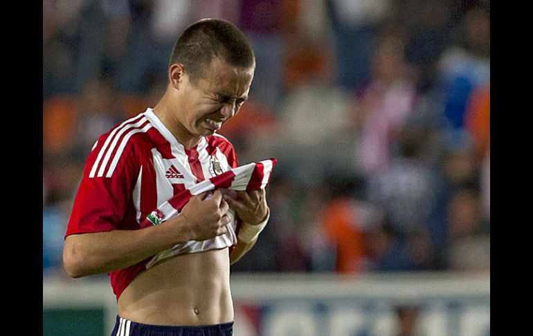 Erick 'Cubo' Torres saliendo conteniendo el llanto luego de la décima derrota de Chivas en el Clausura 2012. MEXSPORT  /