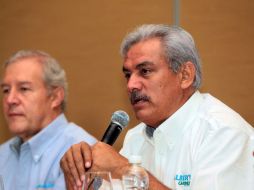 Fernando Guzmán y Alberto Cárdenas durante una rueda de prensa y la firma del Decálogo del buen gobierno.  /