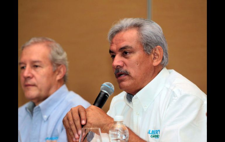 Fernando Guzmán y Alberto Cárdenas durante una rueda de prensa y la firma del Decálogo del buen gobierno.  /