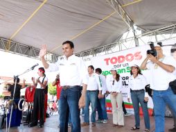 El candidato por el PRI a la presidencia de Zapopan, Héctor Robles Peiro, durante su camapaña en Atemajac.  /