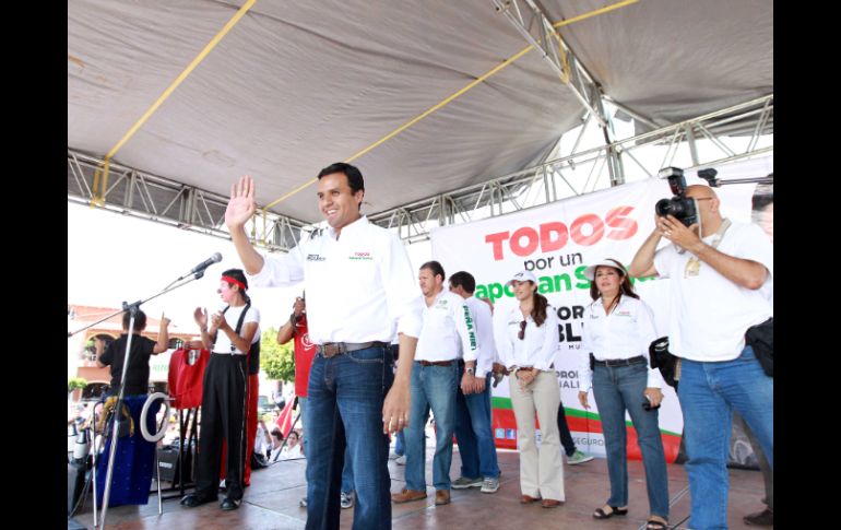 El candidato por el PRI a la presidencia de Zapopan, Héctor Robles Peiro, durante su camapaña en Atemajac.  /