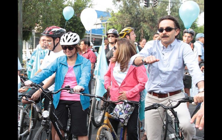 El candidato de Nueva Alianza, Gabriel Quadri, en el Ciclotón acompañando a Rosario Guerra en el inicio de su campaña. NTX  /