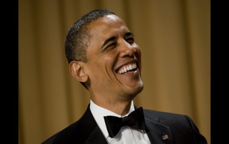 El presidente de EU, Barack Obama, sonríe durante la Cena Anual de Corresponsales en un hotel de Washington. EFE  /