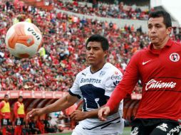 Cortés de Pumas buca el balón ante la marca de los jugadores del Tijuana. MEXSPORT  /