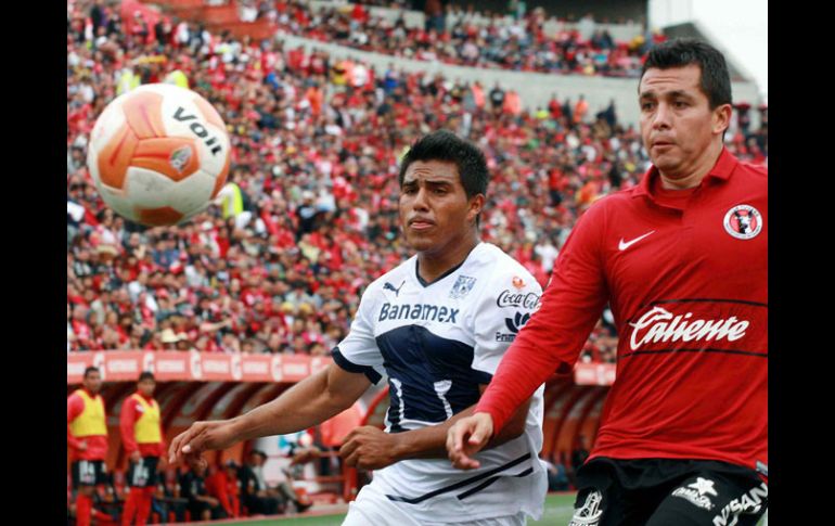 Cortés de Pumas buca el balón ante la marca de los jugadores del Tijuana. MEXSPORT  /