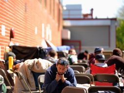 Personas que buscan empleo esperan hoy frente a las oficinas de un sindicato en Nueva York; algunos han acampado en el sitio. REUTERS  /