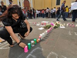 Periodistas y activistas colocaron veladoras durante una protesta en Xalapa contra de la muerte de Regina Martínez. REUTERS  /