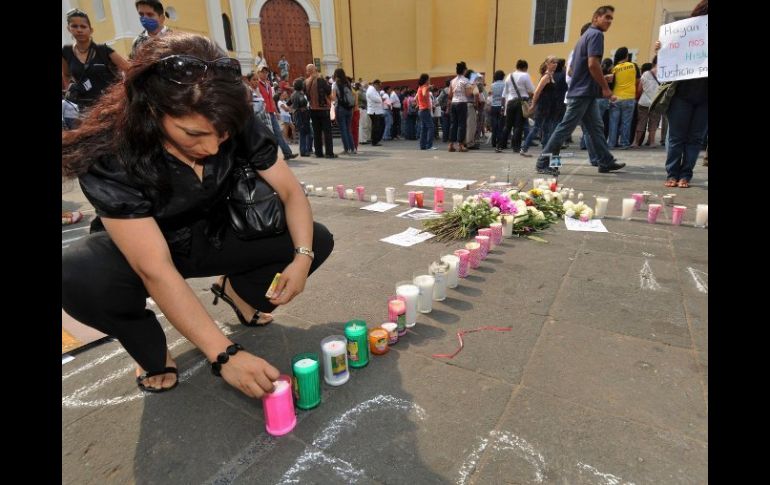 Periodistas y activistas colocaron veladoras durante una protesta en Xalapa contra de la muerte de Regina Martínez. REUTERS  /