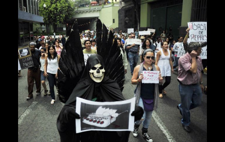 Periodistas y estudiantes muestran su repudio por el asesinato de la periodista Regina Martínez, en Xalapa, Veracruz. REUTERS  /