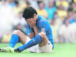 Javier Aquino llora por la eliminación del Cruz Azul. MEXSPORT  /