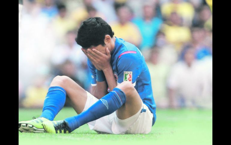 Javier Aquino llora por la eliminación del Cruz Azul. MEXSPORT  /