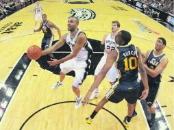 El francés Tony Parker (centro), de los Spurs, penetra la defensiva de Utah para ejecutar un tiro. AFP  /