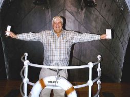 El australiano  magnate Clive Palmer posa delante de una impresión artística de Titanic II en MGM Studios en Los Angeles. AP  /