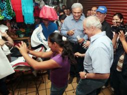 Fernando Guzmán acompañó a Alberto Cárdenas a un recorrido por el mercado San Juan de Dios.  /