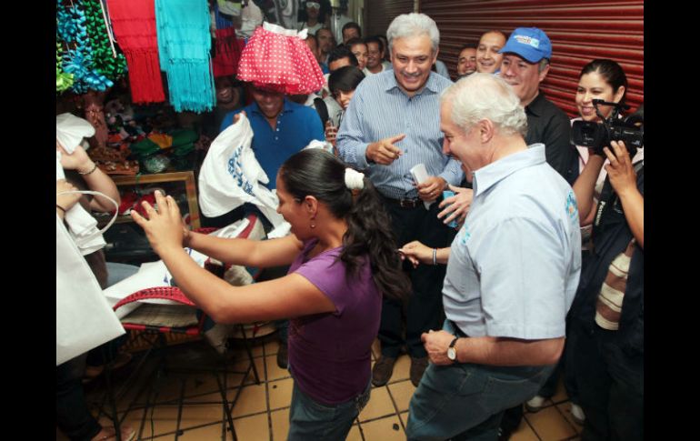 Fernando Guzmán acompañó a Alberto Cárdenas a un recorrido por el mercado San Juan de Dios.  /