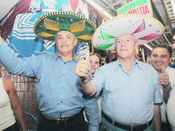 Fernado Guzmán y Alberto Cárdenas durante su visita al Mercado Libertad, en donde tuvieron contacto con los comerciantes.  /