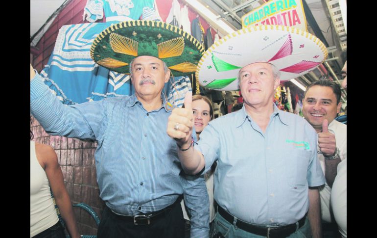 Fernado Guzmán y Alberto Cárdenas durante su visita al Mercado Libertad, en donde tuvieron contacto con los comerciantes.  /