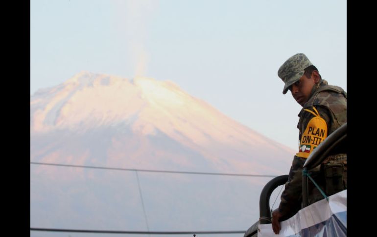 Recomiendan no acercarse a menos de 12 kilómetros de la boca del volcán. NTX  /