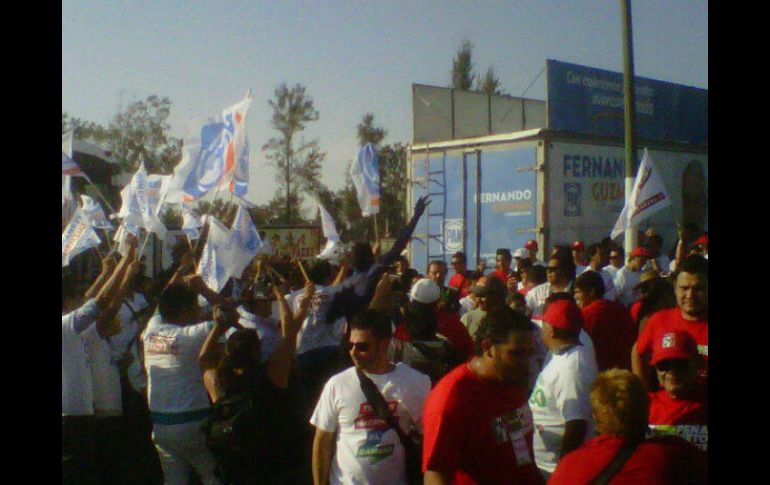 Simpatizantes priistas piden quitar el camión del PAN afuera de la televisora donde será el debate. Twitter @omar_comunica  /