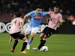 Hamsik (centro) del Nápoles se mete ante la marca de dos jugadores del Palermo. EFE  /