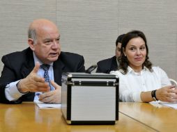 El secretario general de la OEA, José Miguel Insulza, y la presidenta de la Fundación chilena ''Memoria Viva'', Karen Codner. EFE  /