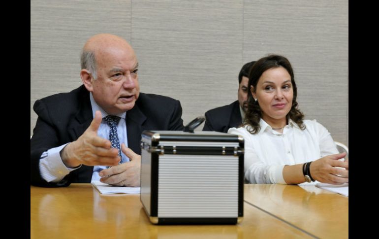 El secretario general de la OEA, José Miguel Insulza, y la presidenta de la Fundación chilena ''Memoria Viva'', Karen Codner. EFE  /