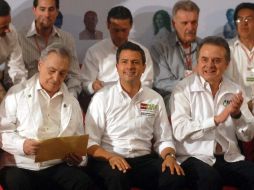 Enrique Peña Nieto, Pedro Joaquín Coldwell y Joaquín Gamboa Pascoe en la celebración del Día del Trabajo en la sede del PRI. NOTIMEX  /