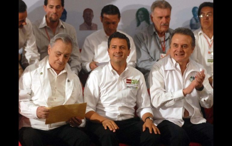 Enrique Peña Nieto, Pedro Joaquín Coldwell y Joaquín Gamboa Pascoe en la celebración del Día del Trabajo en la sede del PRI. NOTIMEX  /