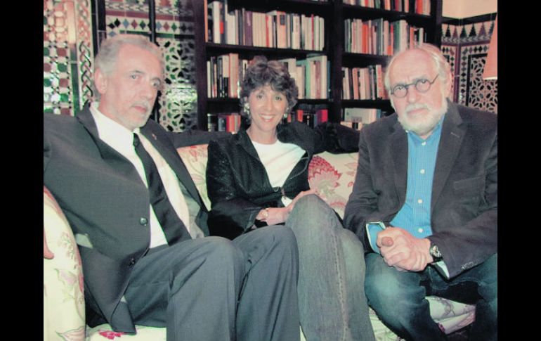 Los directores Fernando Trueba (izq.) y Arturo Ripstein (der.) junto a la directora del Festival de Cine de Panamá. EL UNIVERSAL  /