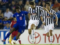 Francinilson Santos (i) de Cruz Azul pelea el balón con jugadores de Libertad. AP  /