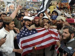 Partidarios talibanes marchan para conmemorar la muerte de Bin Laden. AFP  /