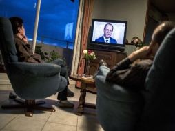 El pueblo francés ven por televisión el debate de Hollande y Sarkozy, antes de las elecciones. AFP  /