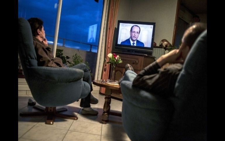 El pueblo francés ven por televisión el debate de Hollande y Sarkozy, antes de las elecciones. AFP  /