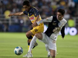 El jugador del América, Christian Bermúdez, disputa el balón con Néstor Vidrio. MEXSPORT  /