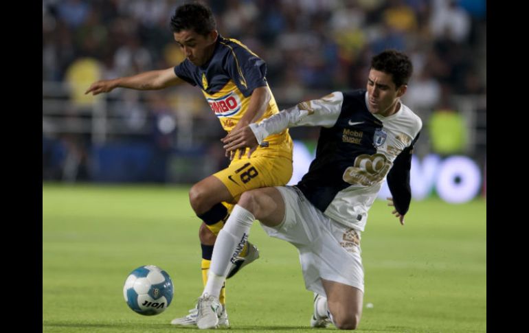 El jugador del América, Christian Bermúdez, disputa el balón con Néstor Vidrio. MEXSPORT  /