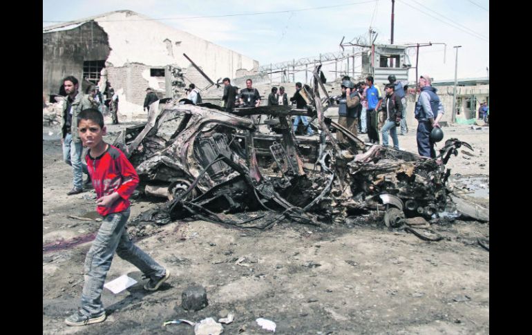 Un coche destruido en el lugar del ataque suicida talibán en Kabul, Afganistán, en respuesta a la visita de Barack Obama. EFE  /