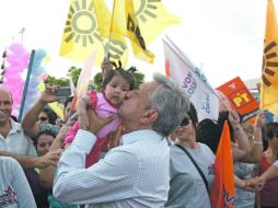 Fiel al cliché político, López Obrador besó a un menor durante su mitin en Baja California. EL UNIVERSAL  /