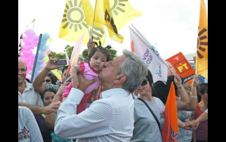 Fiel al cliché político, López Obrador besó a un menor durante su mitin en Baja California. EL UNIVERSAL  /