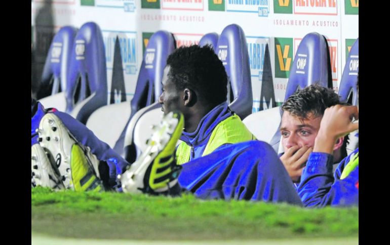 Adem Ljajic, de la Fiorentina, se agarra la cara, después de que se entrenador lo agarrara a golpes cuando salió de cambio. EFE  /