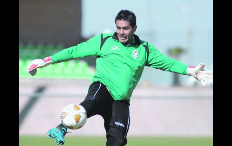 Oswaldo Sánchez despeja la pelota durante la práctica de Santos Laguna. MEXSPORT  /