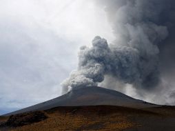 El volcán Popocatépetl registró emisión ligera de ceniza con esporádicos lanzamientos de fragmentos. AFP  /