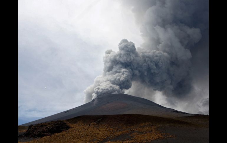 El volcán Popocatépetl registró emisión ligera de ceniza con esporádicos lanzamientos de fragmentos. AFP  /