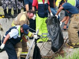 Personal forense lescata los cuerpos de los periodistas en Boca del Río. EFE  /