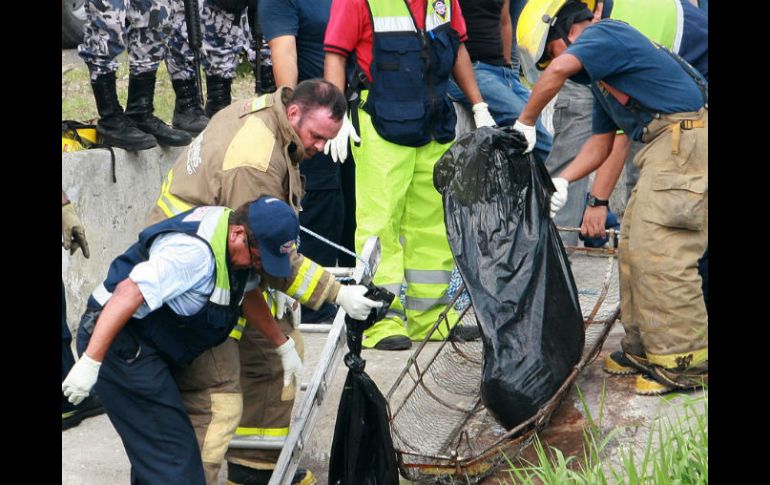 Personal forense lescata los cuerpos de los periodistas en Boca del Río. EFE  /