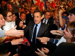 Los sondeos aplicados después del debate, muestran que Sarkozy se acerca lentamente a su rival socialista. REUTERS  /