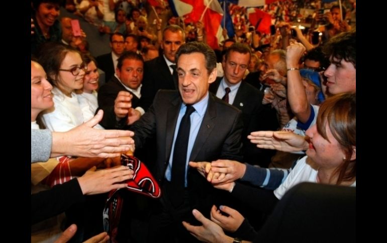 Los sondeos aplicados después del debate, muestran que Sarkozy se acerca lentamente a su rival socialista. REUTERS  /