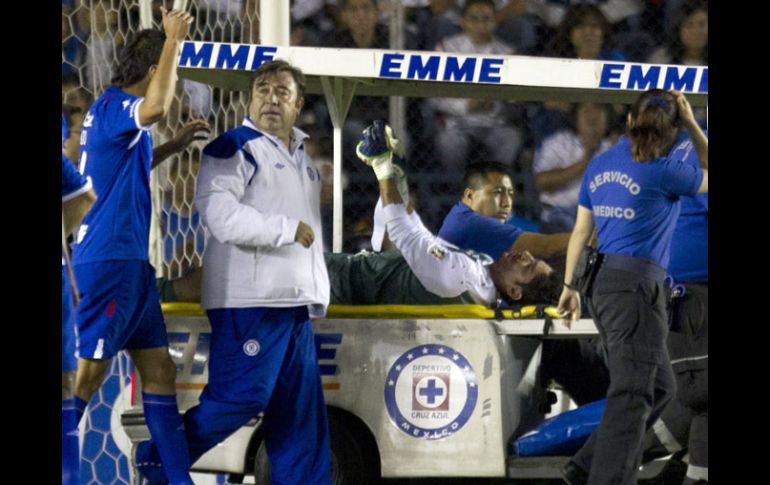 Corona salio en camilla y directo al hospital el pasado martes en el juego ante Libertad de Paraguay. MEXSPORT  /