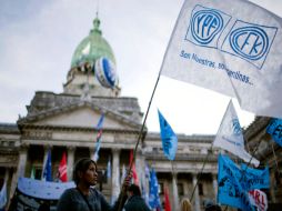 Simpatizantes de la expropiación fuera del Congreso, mientras se debate el proyecto de ley de YPF. AP  /