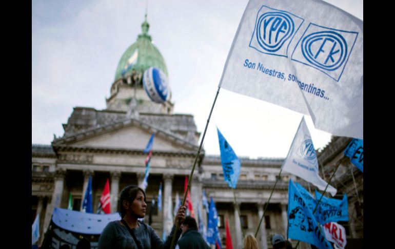 Simpatizantes de la expropiación fuera del Congreso, mientras se debate el proyecto de ley de YPF. AP  /