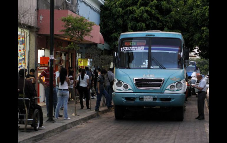 El representante de camioneros menciona que no dan marcha atrás a la demanda de incremento a la tarifa del transporte. ARCHIVO  /